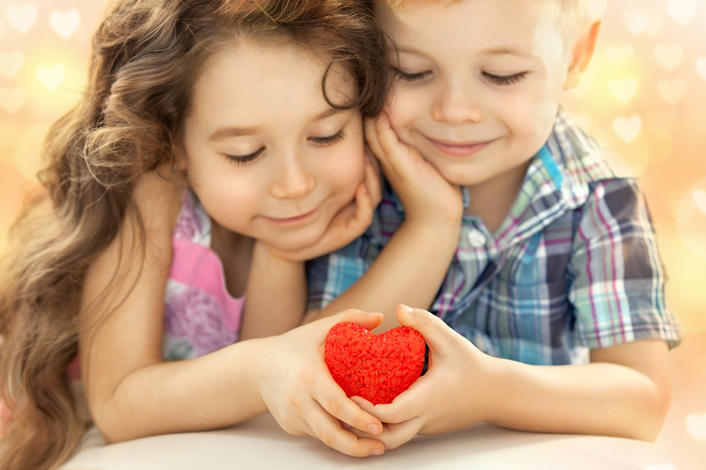 Menino E Menina Fazendo Um Coração