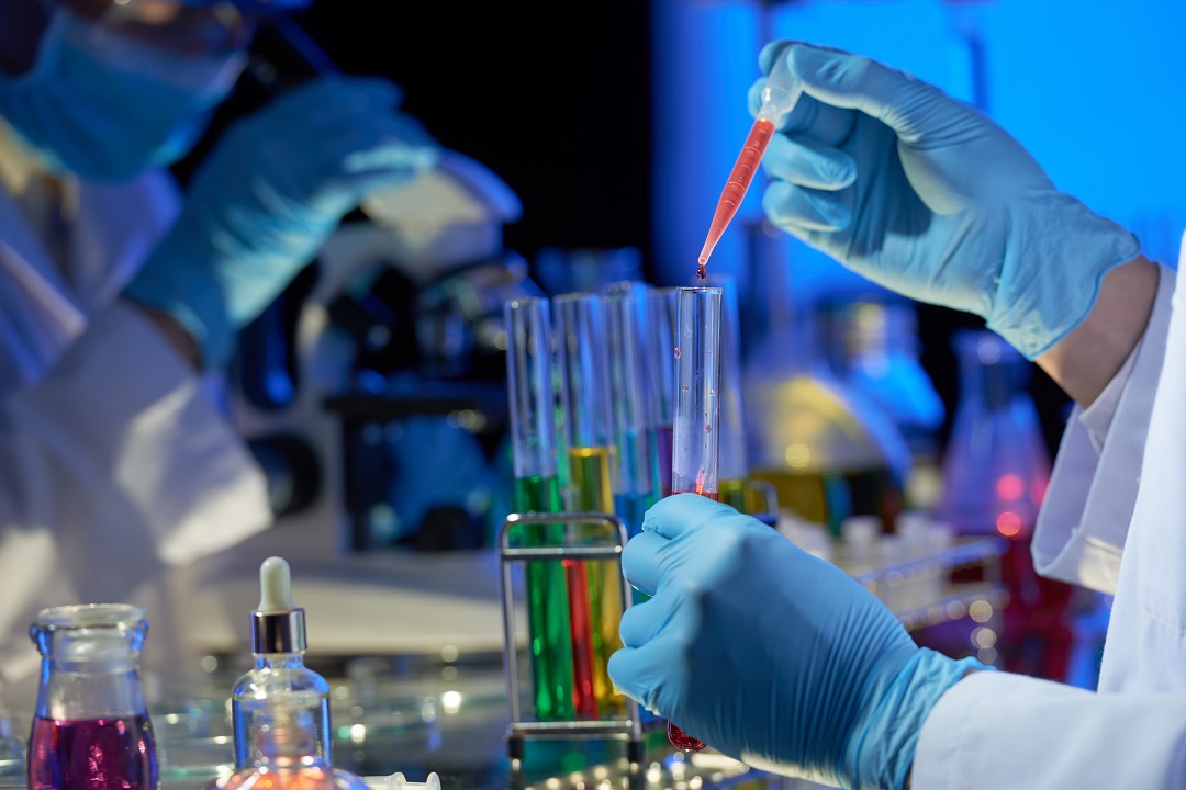 Aulas Práticas De Química Na Maternidade _ Freepik
