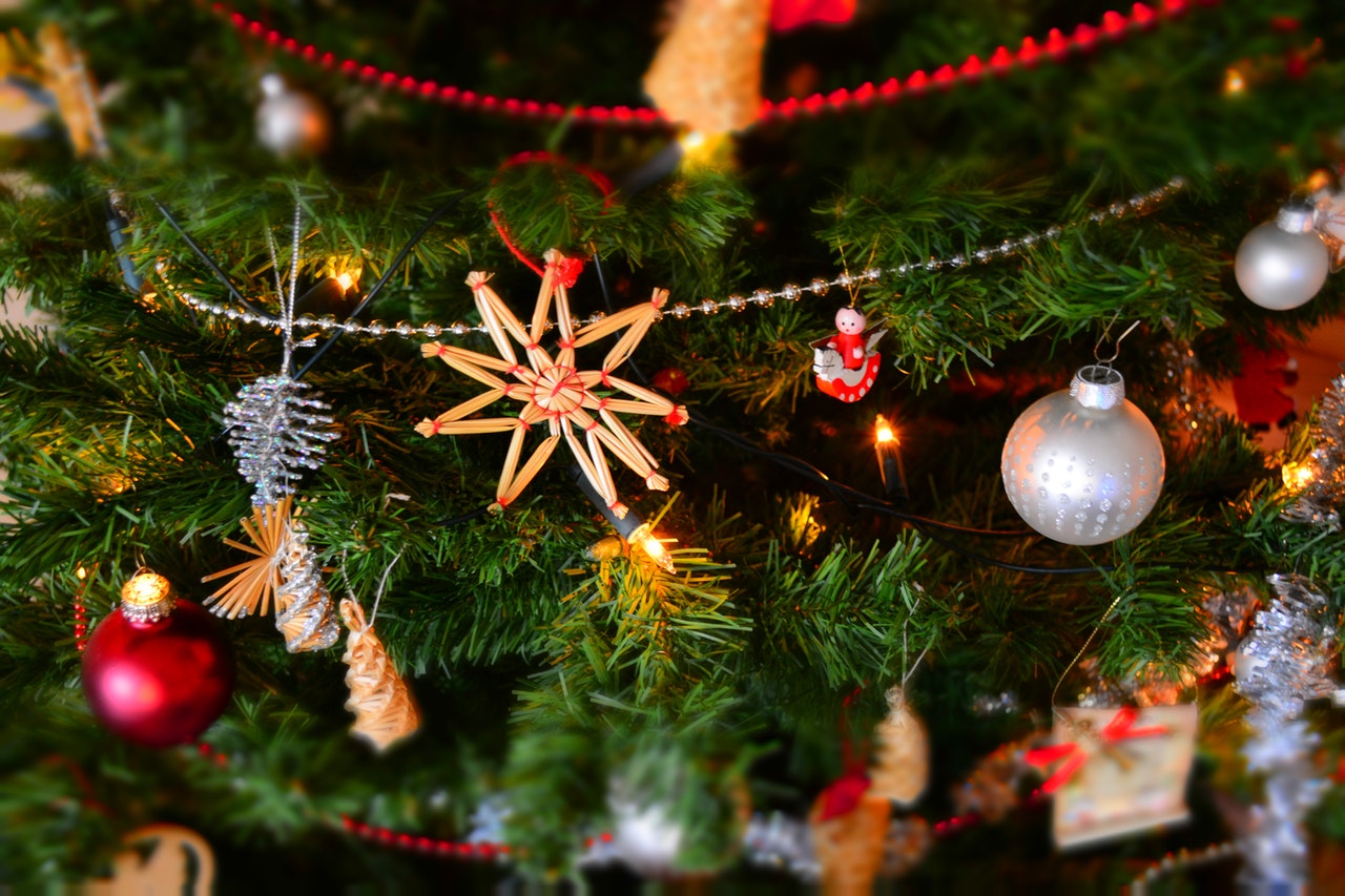O Natal Está Chegando E Com Ele Vem A Decoração Natalina. As Crianças Ficam Alvoroçadas Para Montar A árvore E Começar Todos Os Preparativos Na Espera Pelo Bom Velhinho. E Fala Sério! É Tão Gostoso Ver A Inocência Pelos Olhos Deles Que A Cada Ano, Dá Vontade De Inovar E Trazer Algo Especial Para Complementar. Aqui Em Casa, Comento Com As Crianças, Cada Ano Compraremos Algo Especial. Um Ano Foram Bolinhas Novas, Outro O Pisca Pisca E No Outro O Presépio. Comprar Tudo De Uma Só Vez Pode Comprometer O Orçamento Da Casa, Então Aos Poucos, Eles Ficam Felizes E Sempre Criam A Expectativa Pelo Próximo Ano. Falando Em Finanças, Que Tal Neste Ano Vocês Fazerem Os Próprios Enfeites Da árvore De Natal? Além De Aproveitarem Para Estarem Em Família, Será Um Tempo Gostoso Para Colocar A Criatividade Em Ação E Envolver As Crianças No Clima. Com Certeza, O Orgulho Das Peças Confeccionadas Por Eles Será Motivo Para Mostrarem Para Todos Que Visitarem Vocês Durante As Festas.